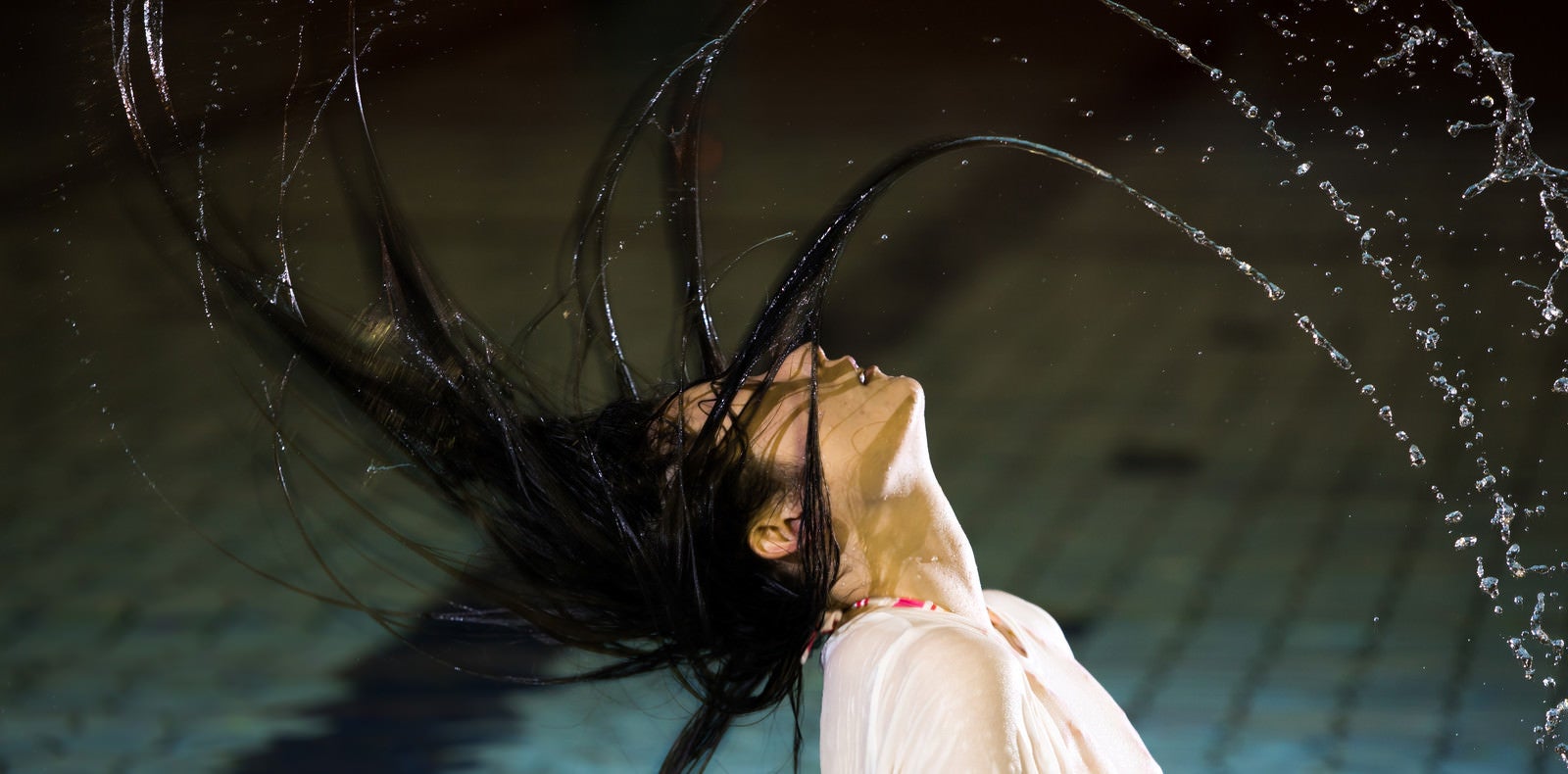 「プールで髪の毛バッサー」の写真［モデル：たけべともこ］