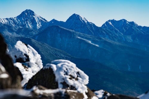 蓼科山山頂から望む厳冬期八ヶ岳連峰の写真