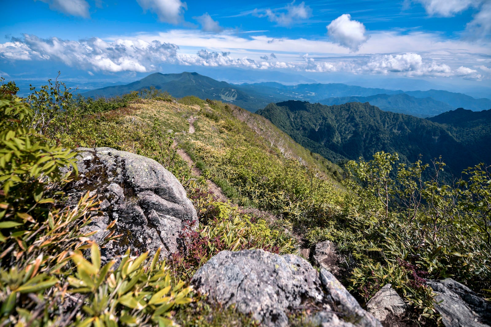 「高妻山山頂から飯縄山方面を見た景色」の写真