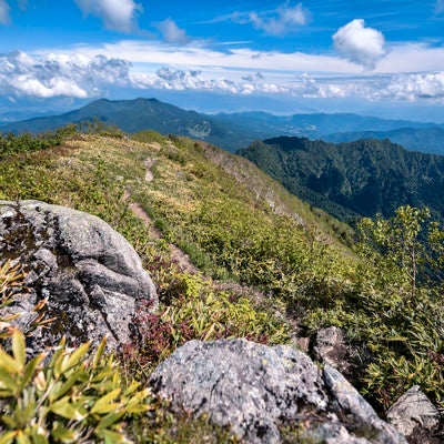 高妻山山頂から飯縄山方面を見た景色の写真
