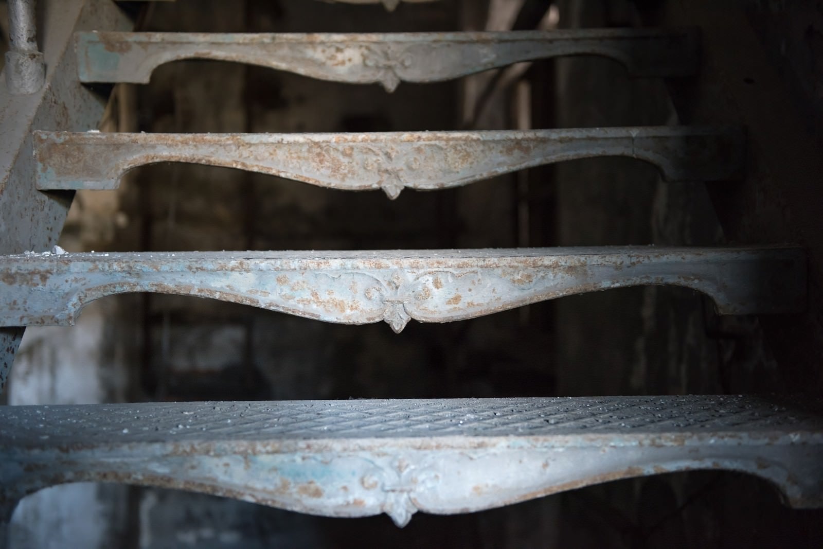 「金属でできたサビた階段のステップ」の写真