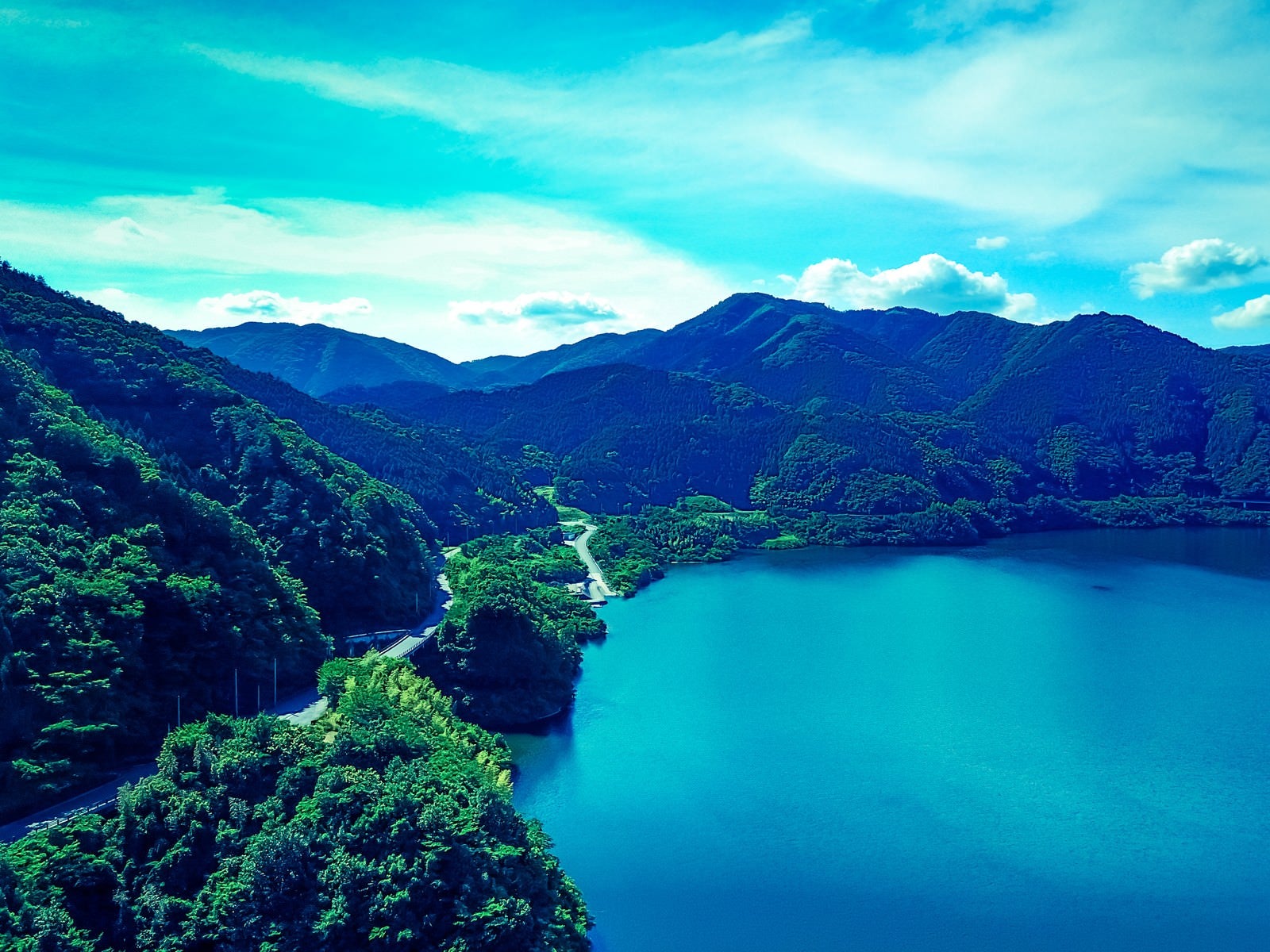「苫田ダムによって造られた奥津湖」の写真