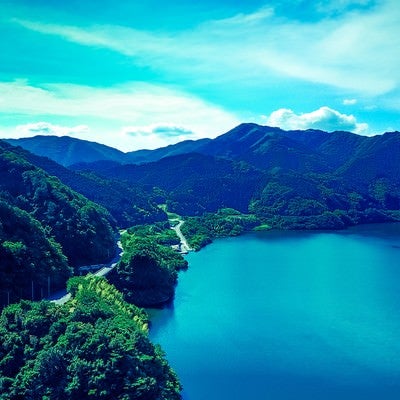 苫田ダムによって造られた奥津湖の写真