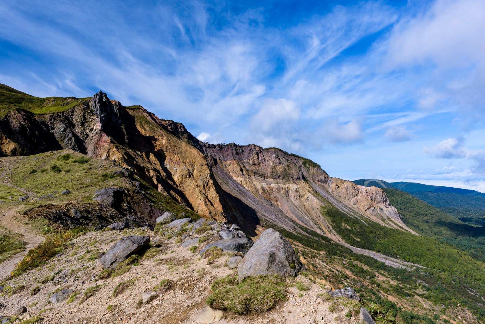 「雲が飛び交う磐梯山稜線」の写真