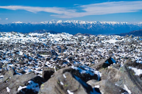 蓼科山山頂の岩稜と鳥居の写真