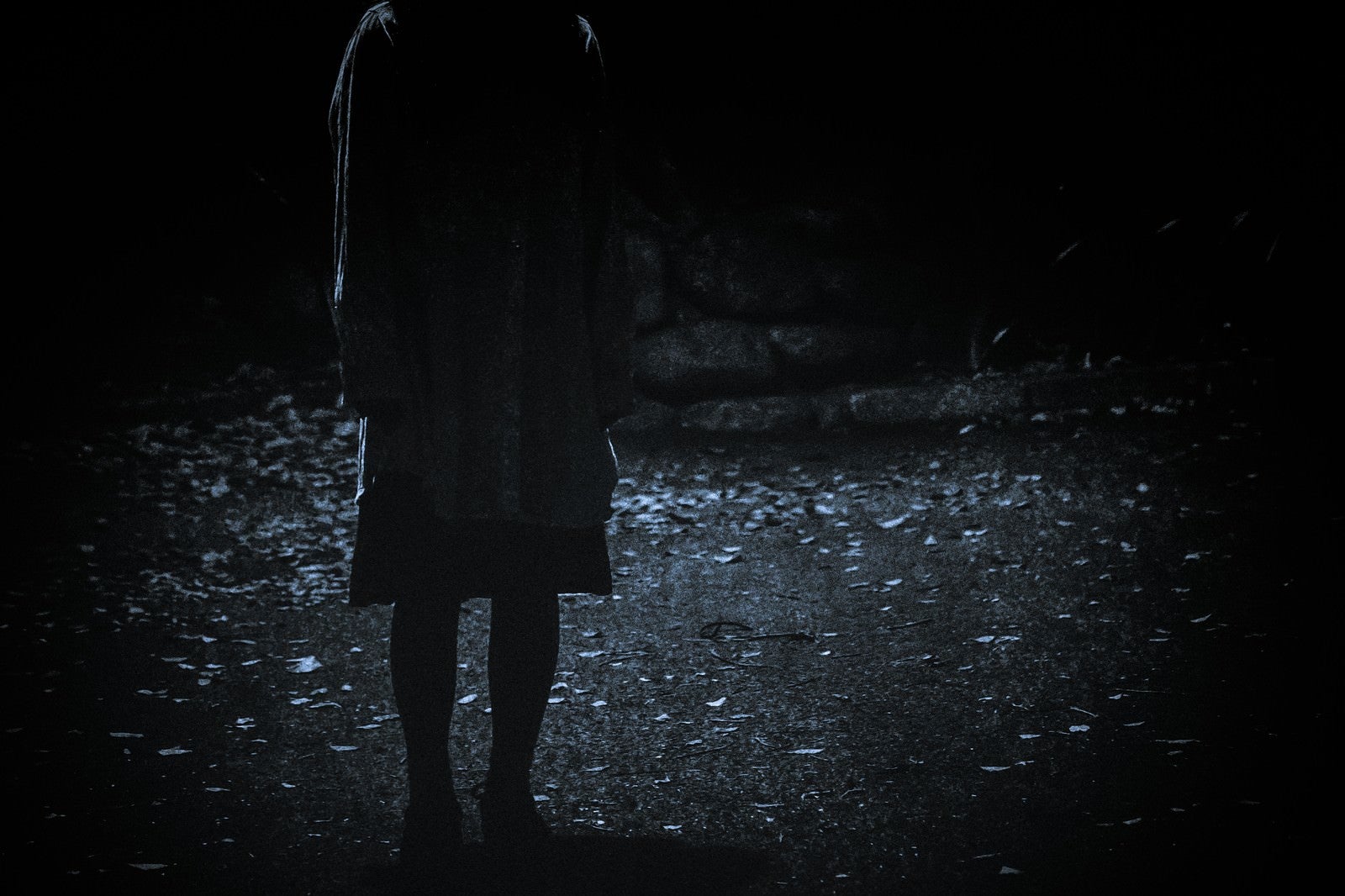 「暗闇にたたずむ人の姿」の写真［モデル：河村友歌］