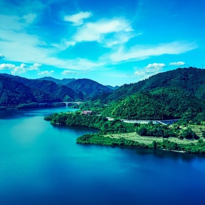 青空と奥津湖の写真