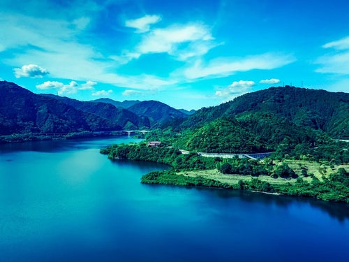 青空と奥津湖の写真