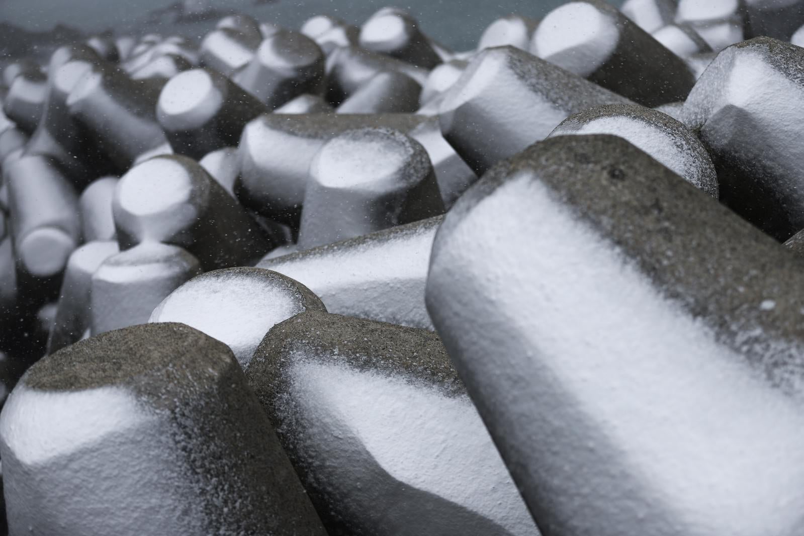 「雪化粧の消波ブロック」の写真