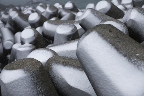 雪化粧の消波ブロックの写真