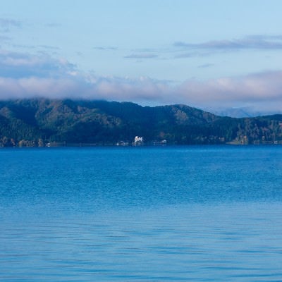 朝の田沢湖の写真