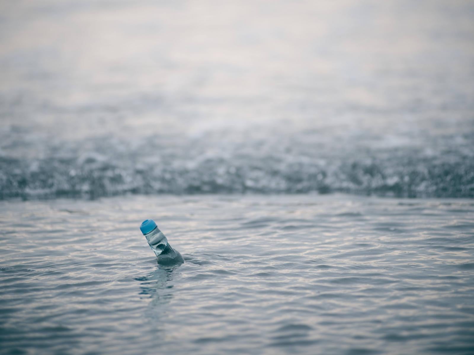 「波打ち際のラムネ瓶」の写真