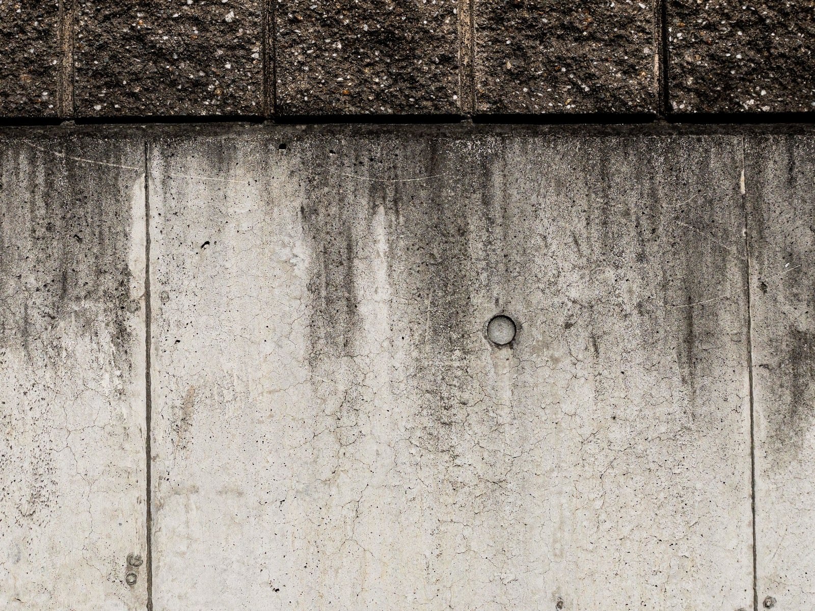 「雨染みとコンクリート壁のテクスチャー」の写真