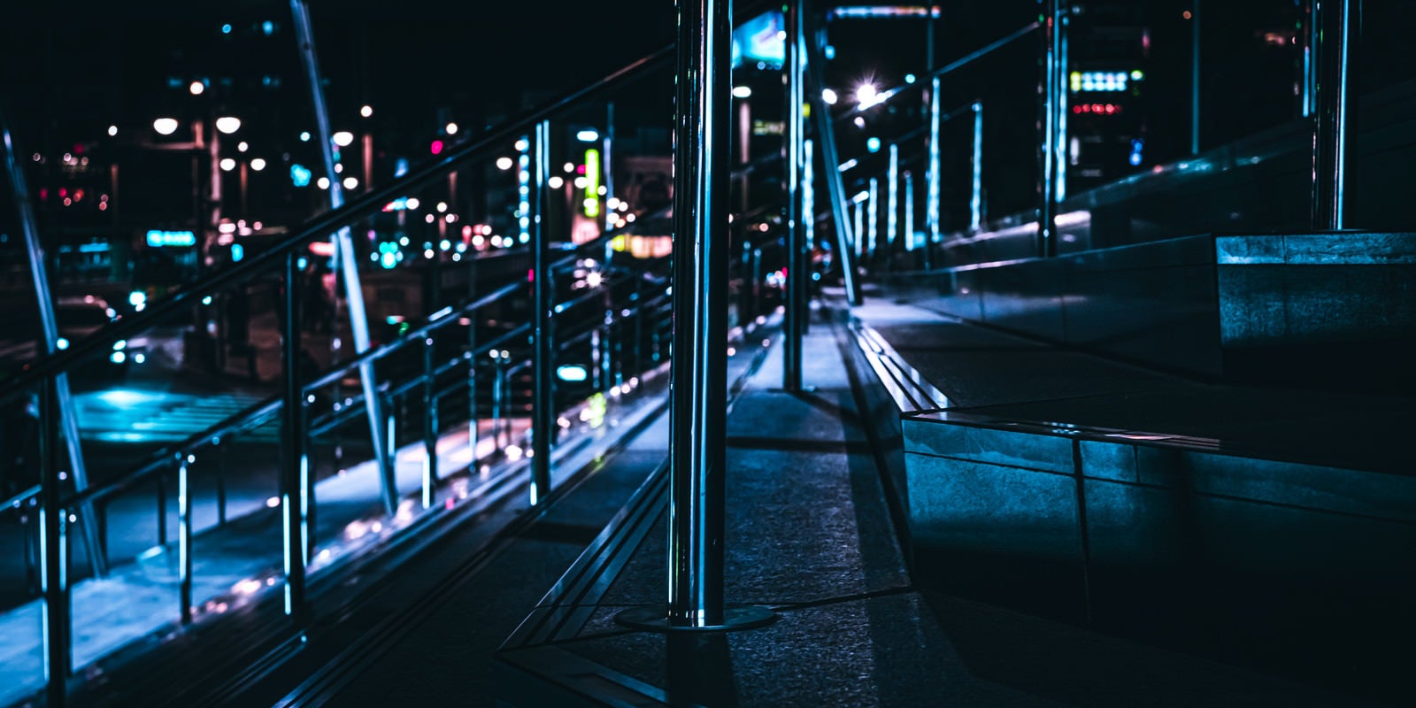 「夜の階段とステンレスポール」の写真