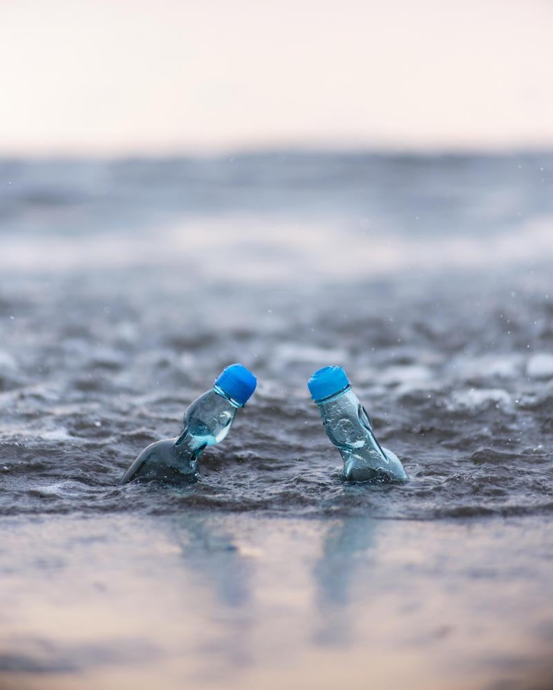 「ラムネ瓶と海辺の青春」の写真
