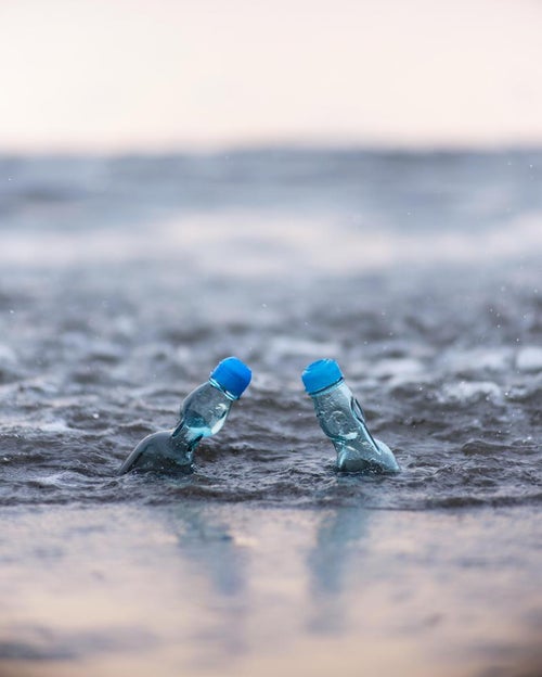 ラムネ瓶と海辺の青春の写真