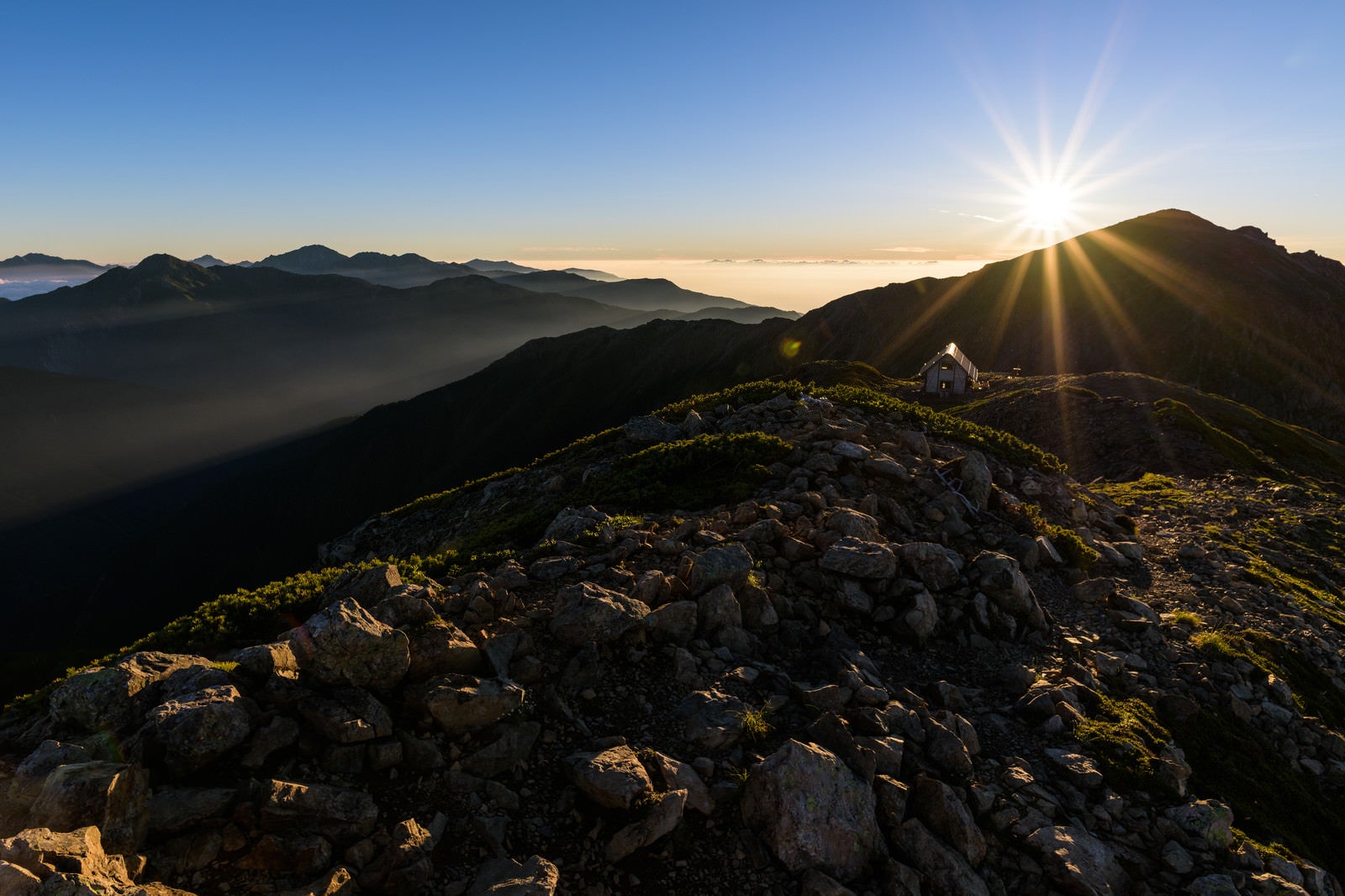 「朝日を受ける悪沢岳と南アルプス北部」の写真