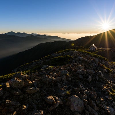 朝日を受ける悪沢岳と南アルプス北部の写真