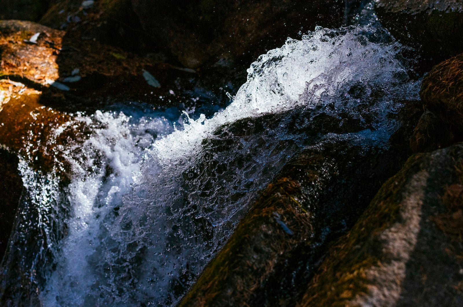「水しぶきを上げる甲武信ヶ岳の渓流（甲武信ヶ岳）」の写真