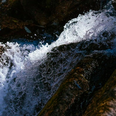 水しぶきを上げる甲武信ヶ岳の渓流（甲武信ヶ岳）の写真