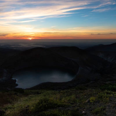 夜明けを待つ蔵王御釜（蔵王山）の写真