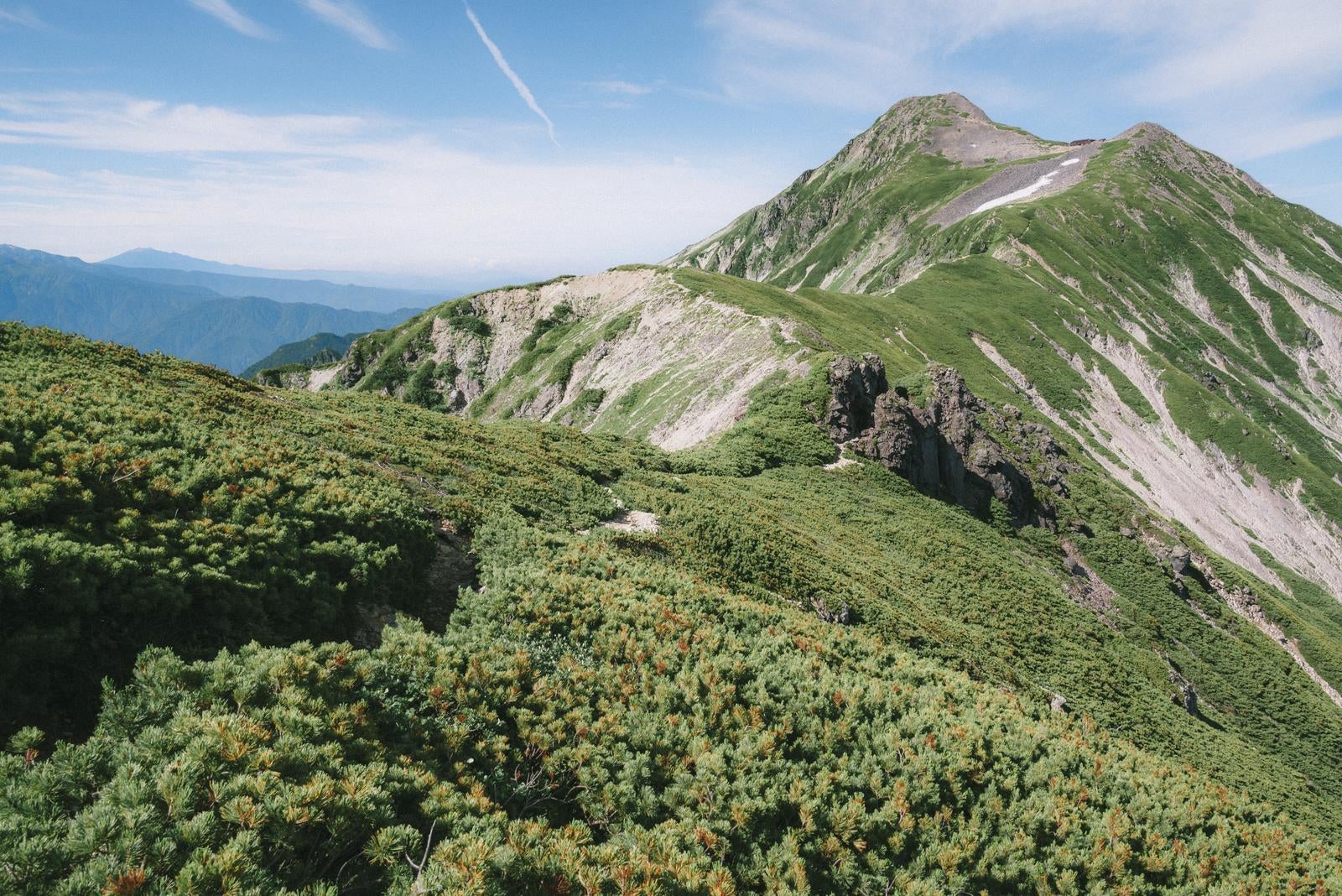 「稜線から眺める笠ヶ岳」の写真
