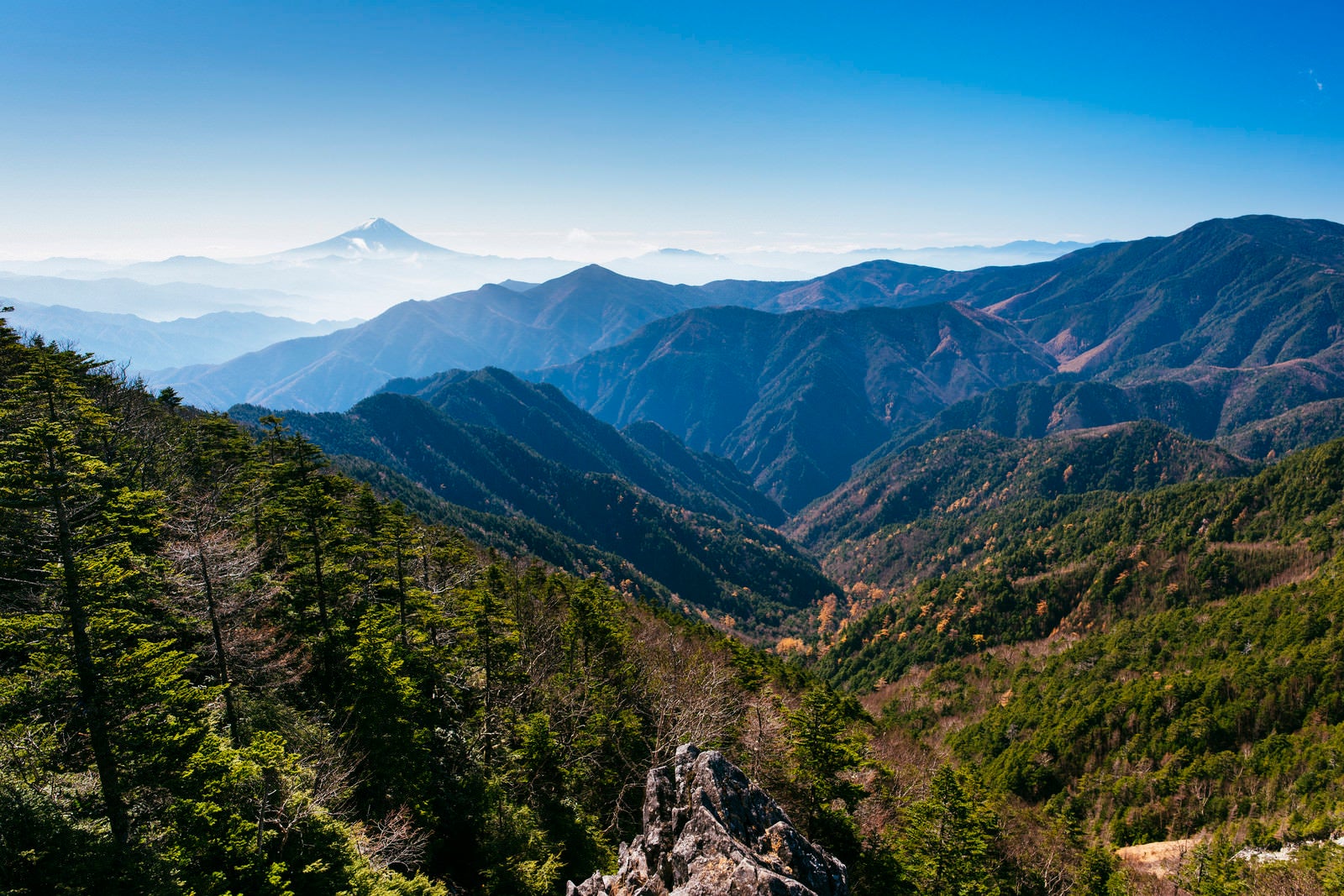 「甲武信ヶ岳山頂から見る富士山と奥秩父の山々」の写真