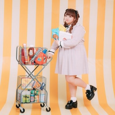 セールでカートいっぱいになるまで買っちゃった女性の写真