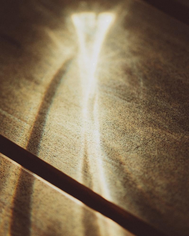 木目調の板に光が反射するの写真