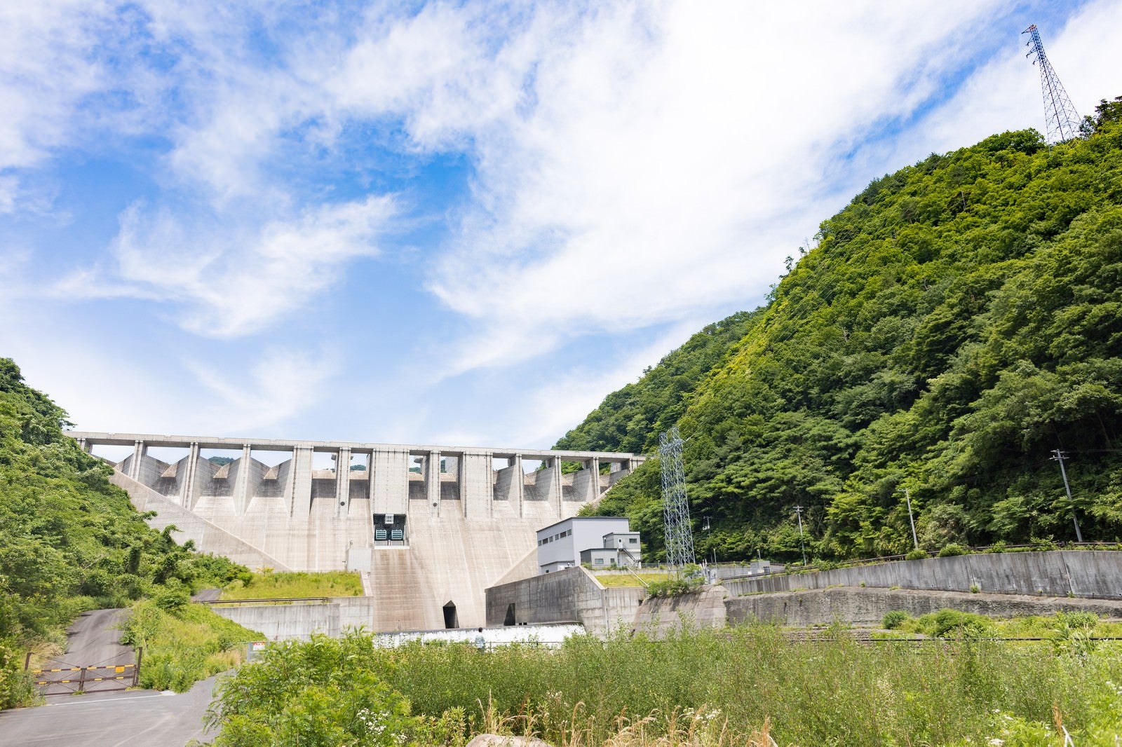 「苫田ダムと青空」の写真