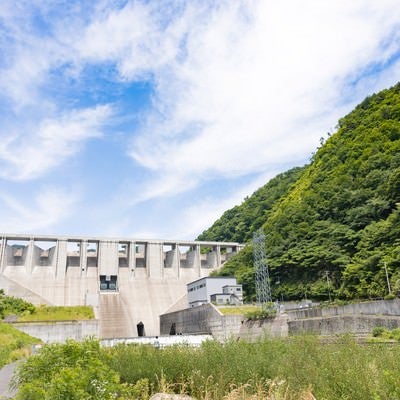 苫田ダムと青空の写真