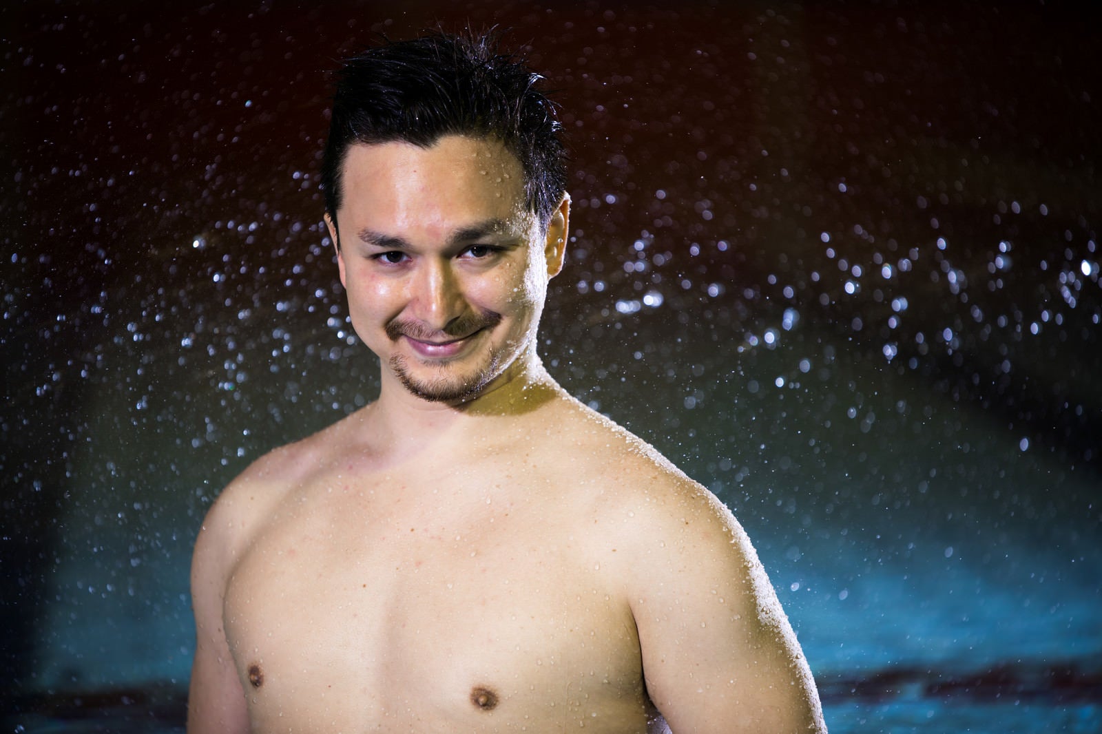 「水泳大会のパンフに使われそうなドヤ顔の男性選手」の写真［モデル：Max_Ezaki］