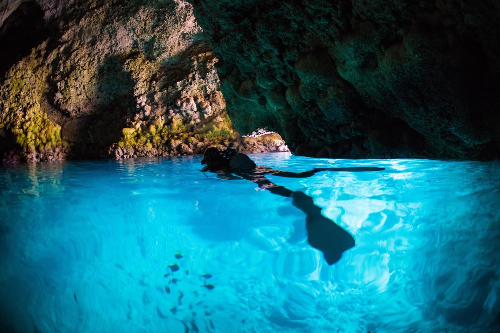 「沖縄で1番人気の「青の洞窟」」の写真