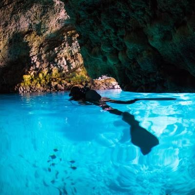 沖縄で1番人気の「青の洞窟」の写真