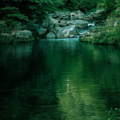 静寂な奥津渓の景観の写真