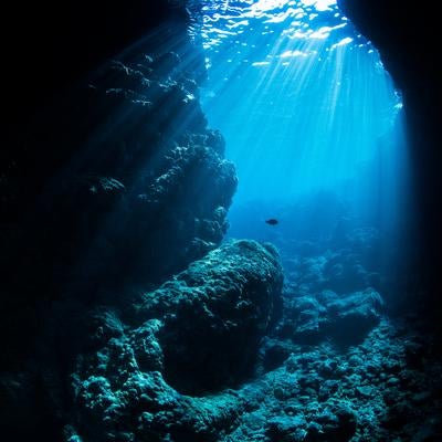 神秘の青、海中の光と青の洞窟の旅の写真