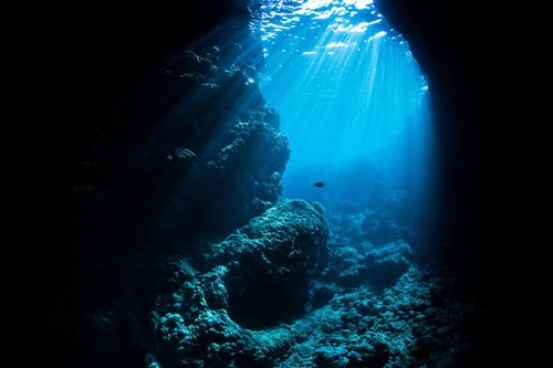 神秘の青、海中の光と青の洞窟の旅の写真
