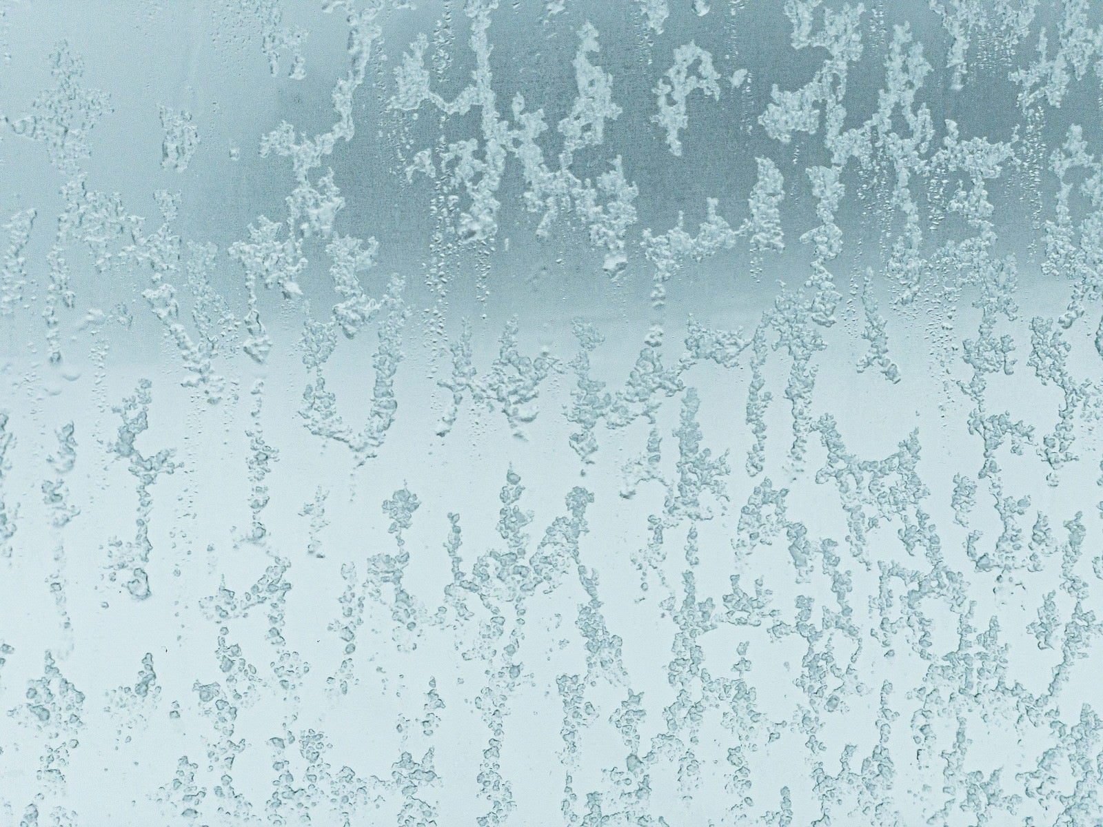「窓ガラスに残る溶けた氷のテクスチャー」の写真