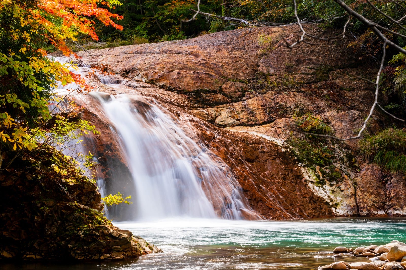 「紅葉と赤滝」の写真