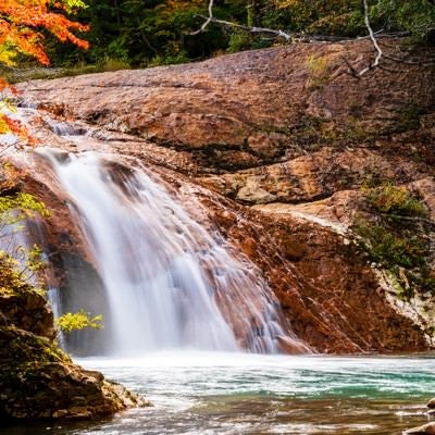 紅葉と赤滝の写真