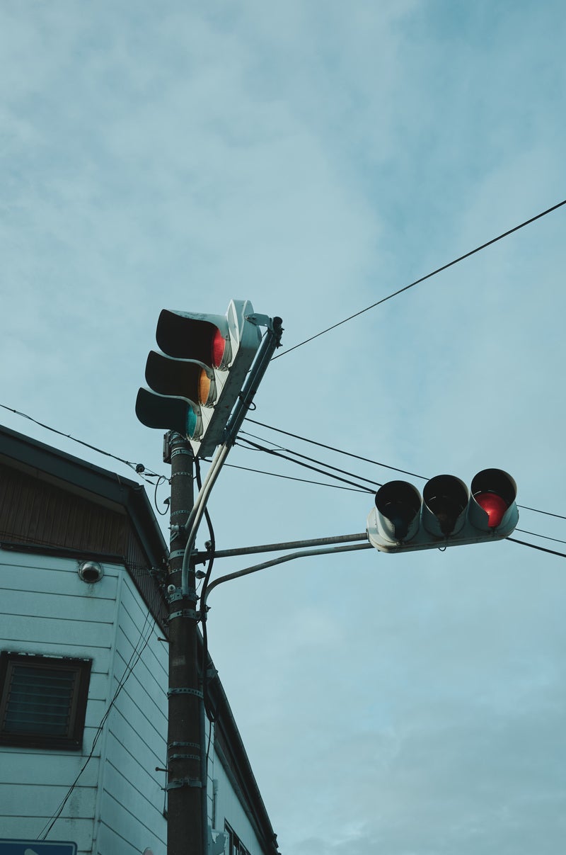 「交差点の信号機」の写真