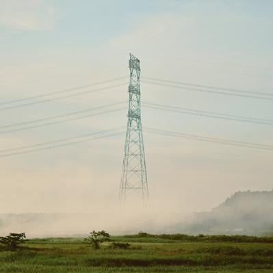 濃霧と鉄塔の写真