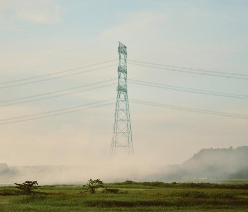 濃霧と鉄塔の写真