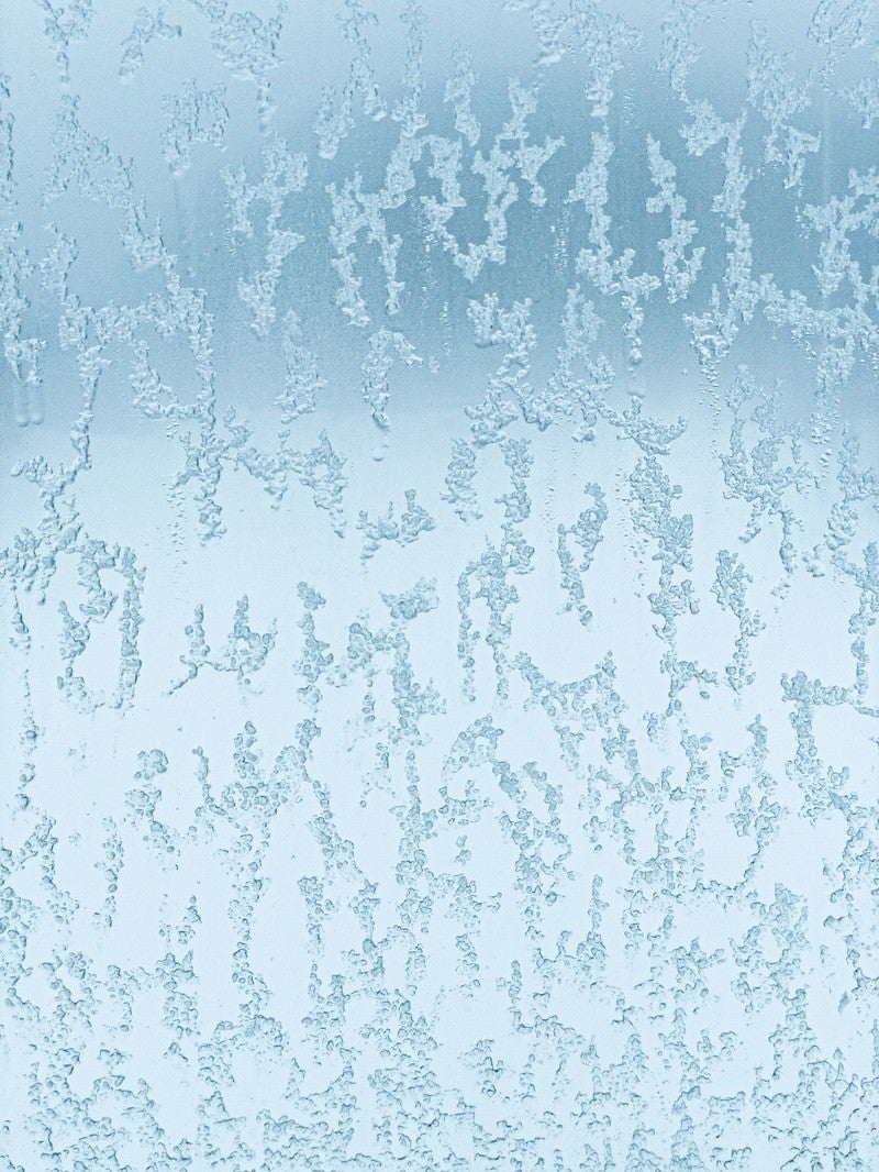 「窓ガラスに残る溶けかけた雪のテクスチャー」の写真