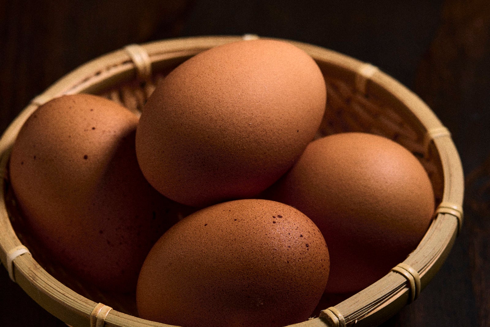 「籠に入った卵」の写真