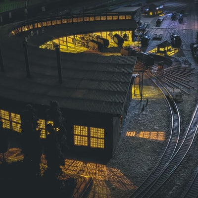 夜間の旧直方機関区の扇形庫から明かりが漏れる様子（ジオラマ）の写真
