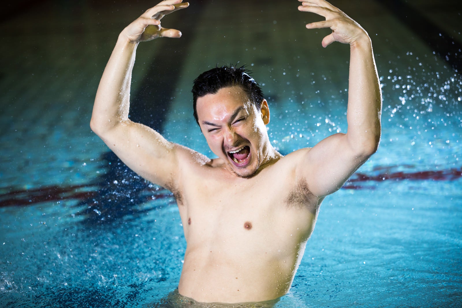 「ジェスチャー豊かな水泳コーチ」の写真［モデル：Max_Ezaki］
