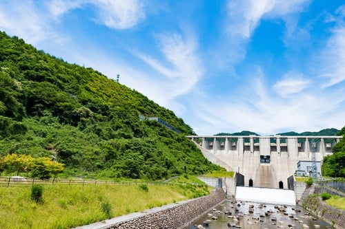青空と苫田ダム（鏡野町）の写真