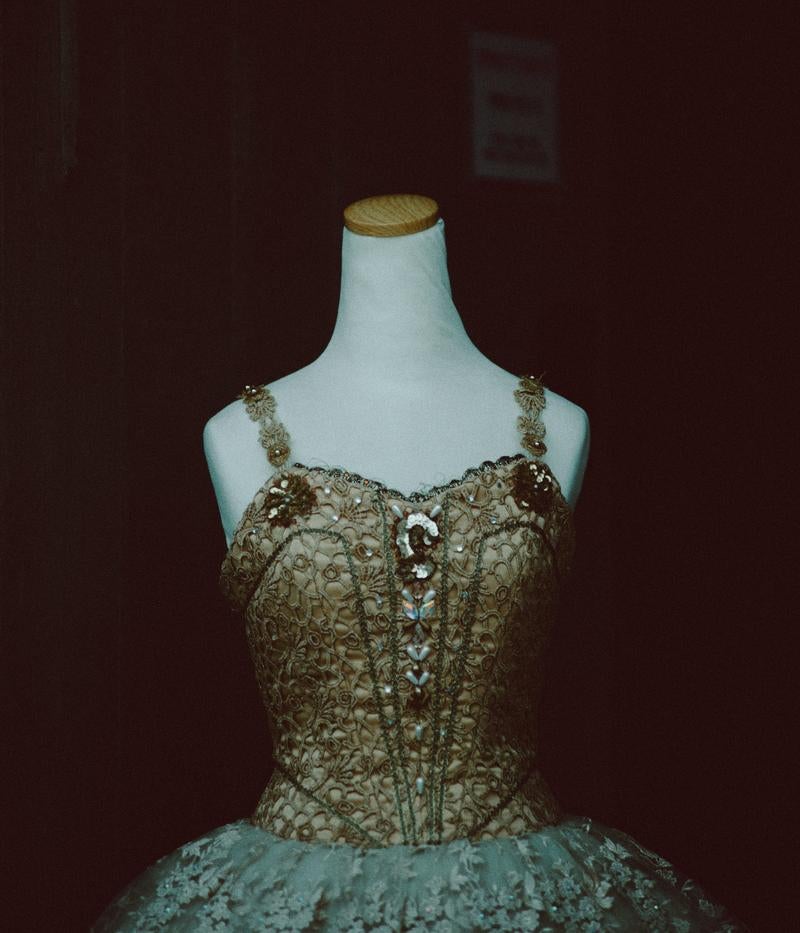 「バレエの衣装を纏ったマネキン」の写真