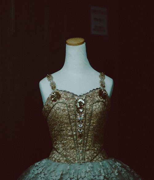 バレエの衣装を纏ったマネキンの写真